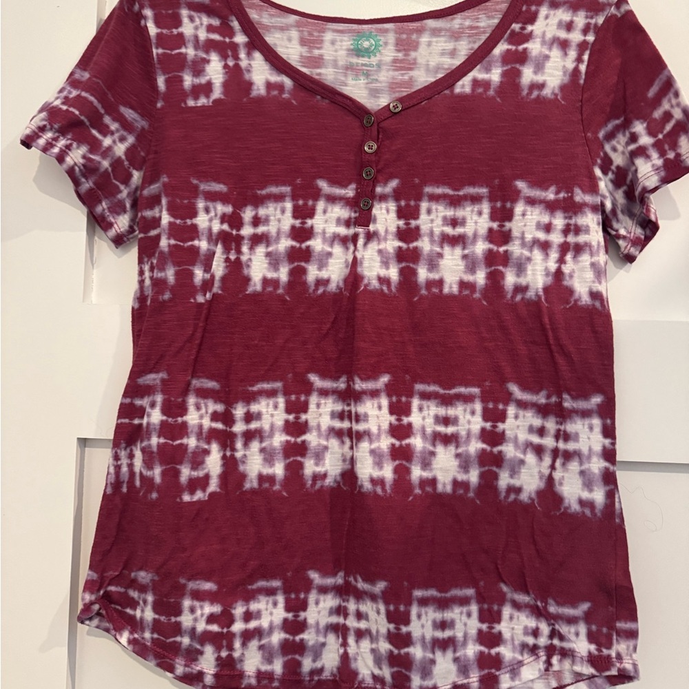Women’s t shirt with buttons. Tie dye maroon & white by Brisos. Size Medium